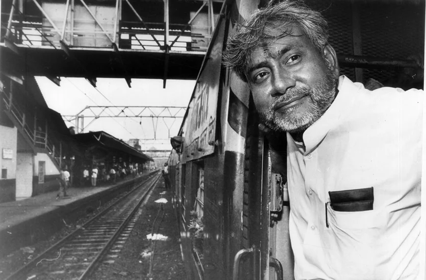 नीतीश कुमार - मुख्यमंत्री, गंभीर मुद्रा में खड़े, सफेद कुर्ता पायजामा में, बिहार की पृष्ठभूमि में