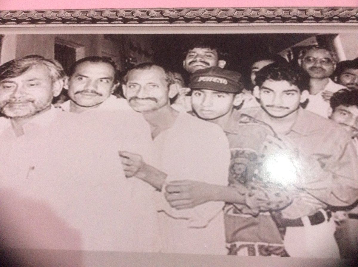 बिहार के ग्रामीण परिवेश में पारंपरिक घर, हरियाली से घिरा, बचपन की यादों को दर्शाता दृश्य