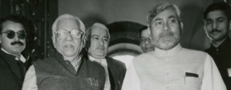 नीतीश कुमार - वर्तमान मुख्यमंत्री, राजनीतिक बैठक में