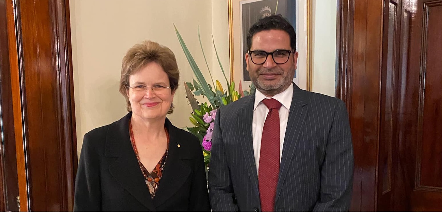 संयुक्त राष्ट्र कार्यालय में काम करते हुए युवा प्रशांत किशोर, सार्वजनिक स्वास्थ्य दस्तावेजों के साथ