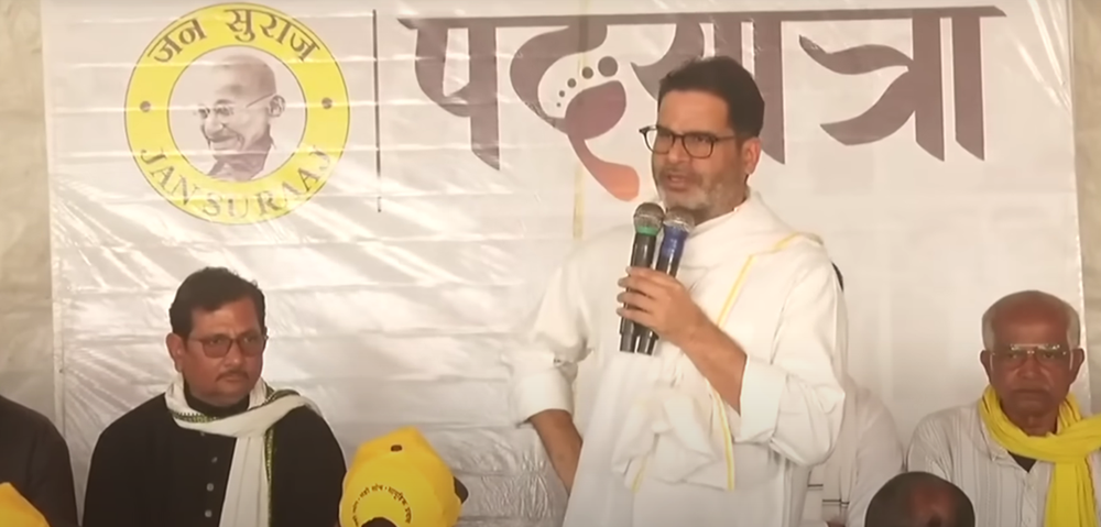 प्रशांत किशोर की पदयात्रा, गाँवों में लोगों से बातचीत करते हुए, जन सुराज अभियान के दौरान